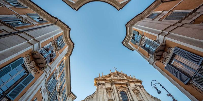 企业软件升级新路径：微服务架构实践与易百解决方案深度解析