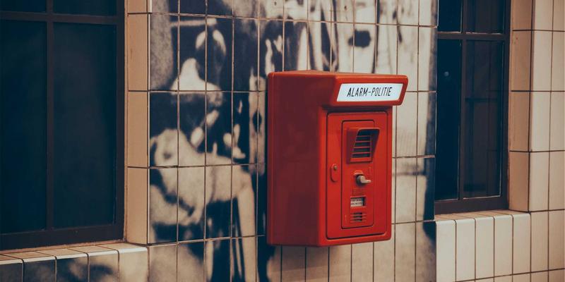 微服务架构下的企业软件治理与运维挑战：数字化转型与OA系统升级的关键